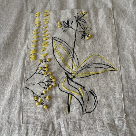 NWOT Embroidered Floral Apron in Cream and Yellow - Picture 2 of 4